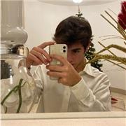 Docente di italiano impartisce lezioni di lingua e letteratura italiana